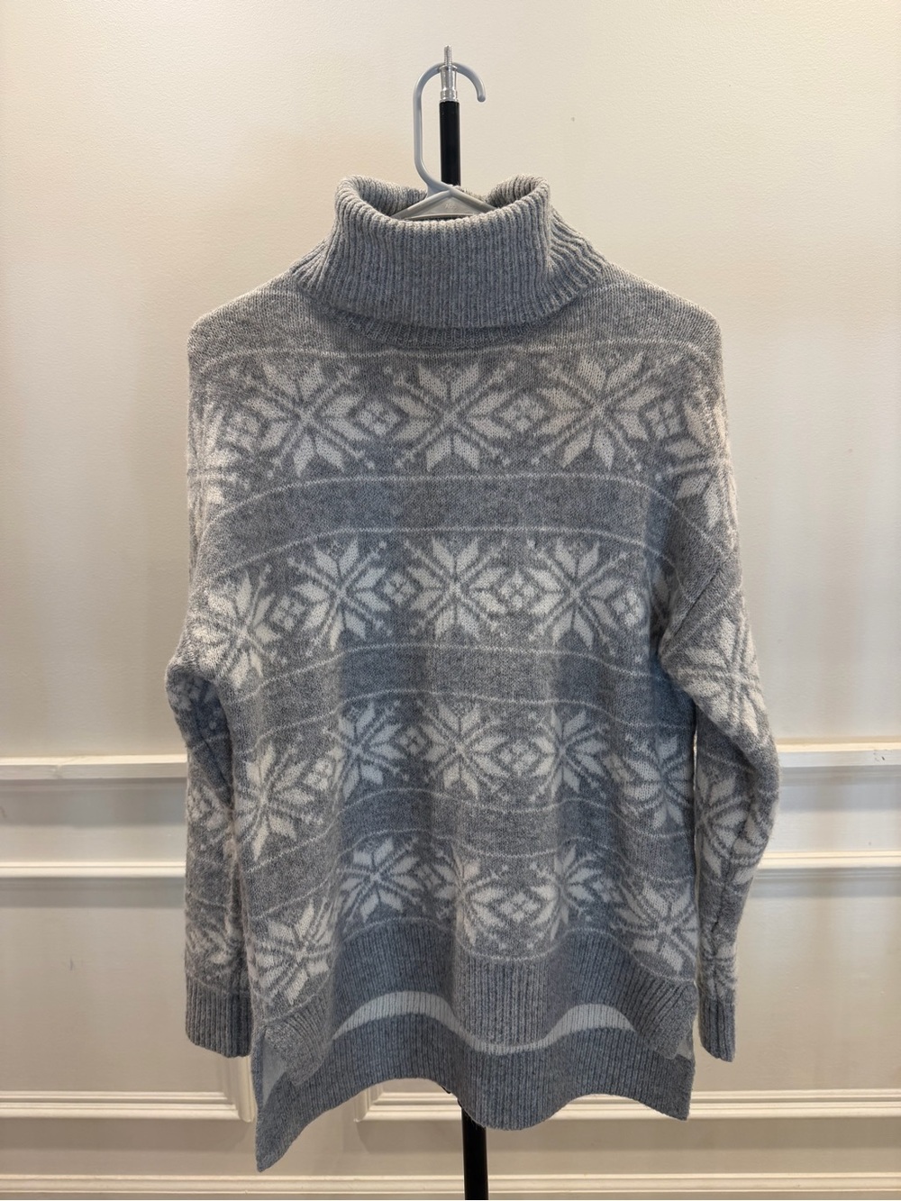 Women's Cupcake and Cashmere snowflake Turtleneck Sweater-size small